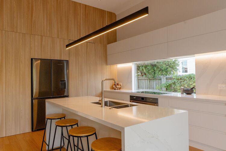 Modern kitchen design featuring a minimalist style.